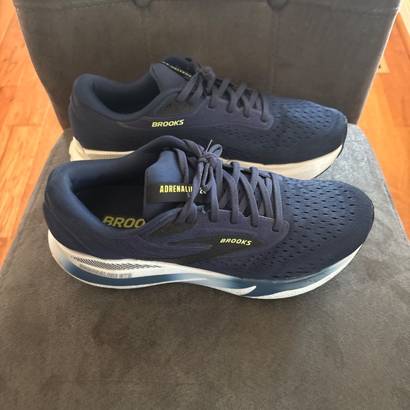 Men’s Brooks Navy Adrenaline GTS 24 Size 9 Wide 2E Running Shoes Sneakers - Picture 2 of 6